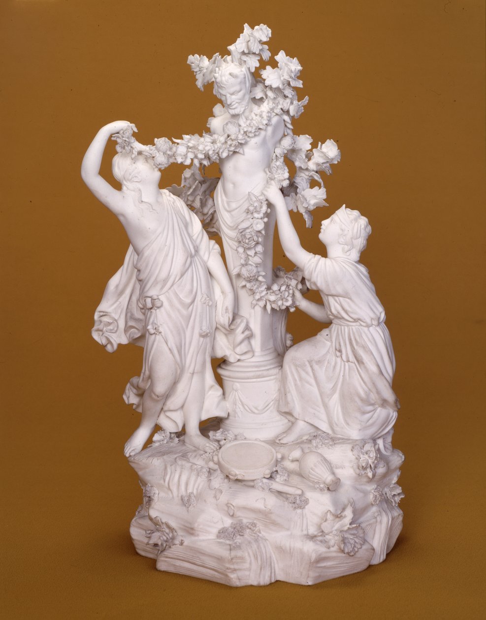 Figurgruppe av Two Bacchantes Adorning Pan, Derby, ca. 1780 (porselen) av Pierre Stephan