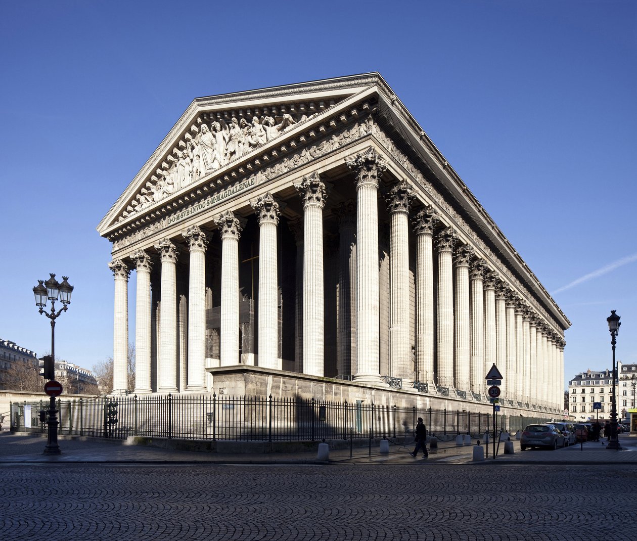 Utsikt over Madeleine-kirken, av nyklassisistisk stil, monument ønsket i 1806 av Napoleon 1st som et tempel med herligheten til Great Armee omgjort til en kirke i 1845 (bilde) av Pierre Alexandre Vignon
