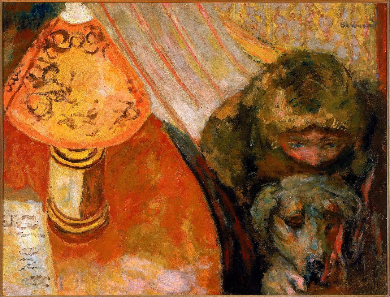 Maleri av et interiør opplyst av lampelys av Pierre Bonnard