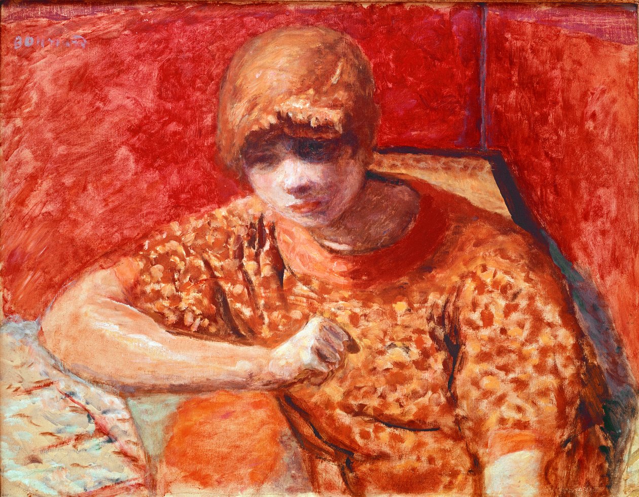 Den oransje blusen Ung drømmende kvinne som sitter har et bord på rød bakgrunn. Maleri av Pierre Bonnard (1867-1947) 1913 Dim. 52x67 cm Paris, privat samling av Pierre Bonnard