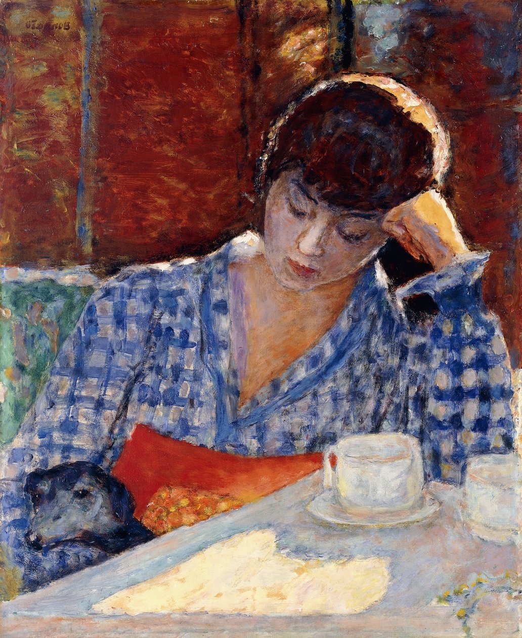 Kvinne lener seg på albuen med en hund og et stilleben av Pierre Bonnard