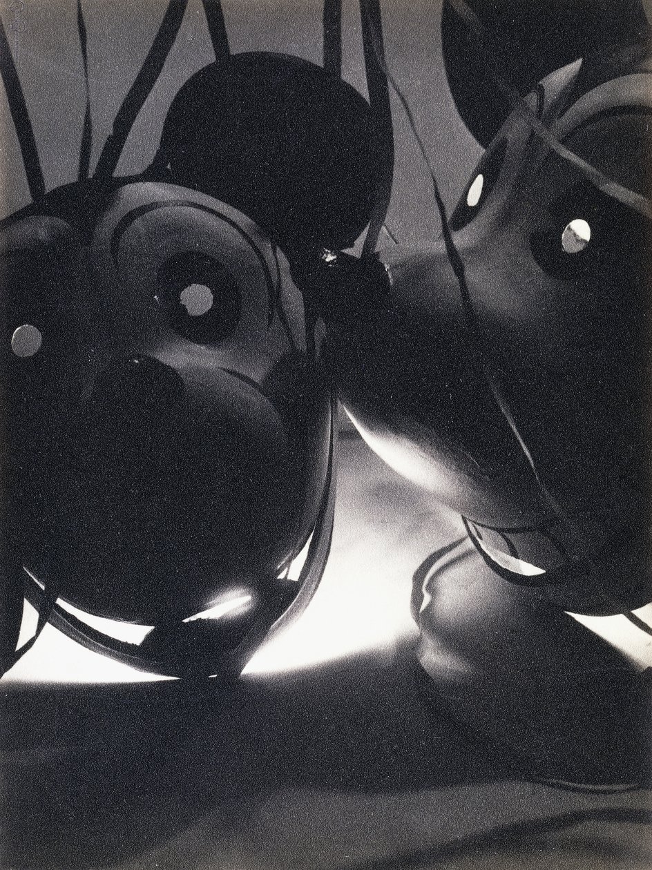 Mikke Mus-ballonger, ca. 1932 (gelatinsølvtrykk, på Gevalux-papir) av Pierre Dubreuil