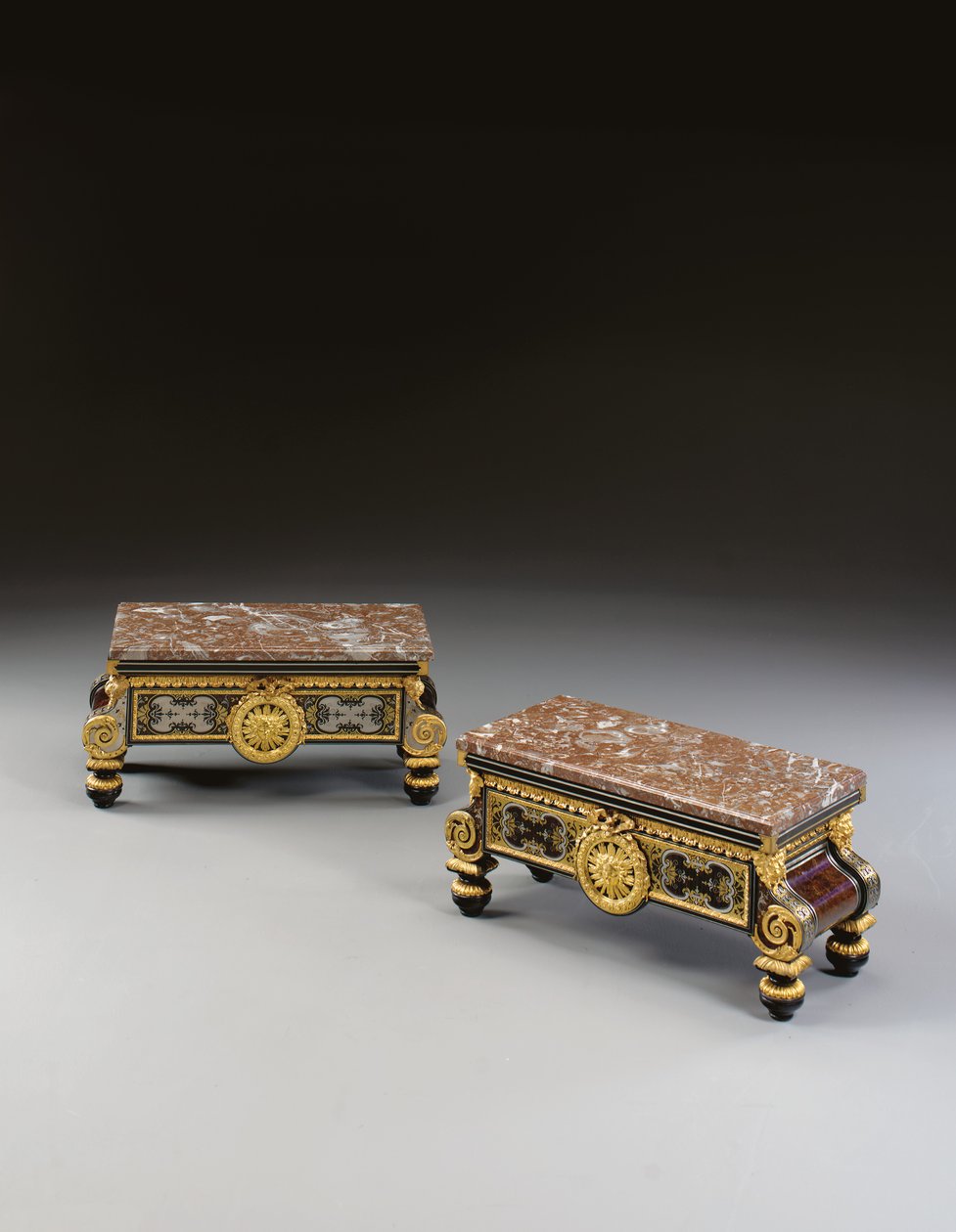 Pair of Restoration stands, andre kvartal av 1800-tallet (ormolu, tinn, messing, skilpaddeskall, obony og ebonisert Boulle-marquetry) av Pierre Etienne (attr. to) Levasseur