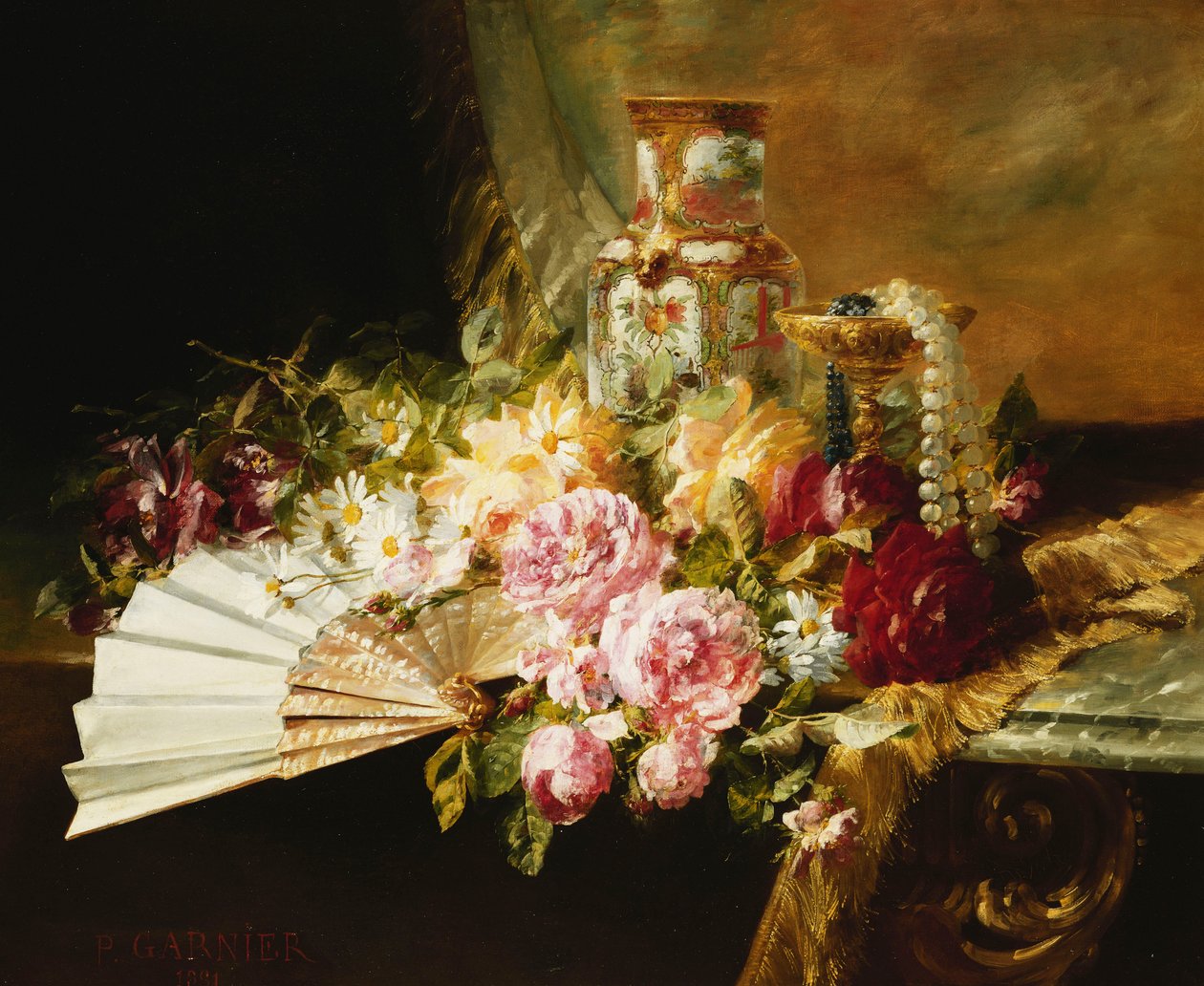 En vifte med roser, tusenfryd og en Famille Rose vase på et drapert bord av Pierre Garnier