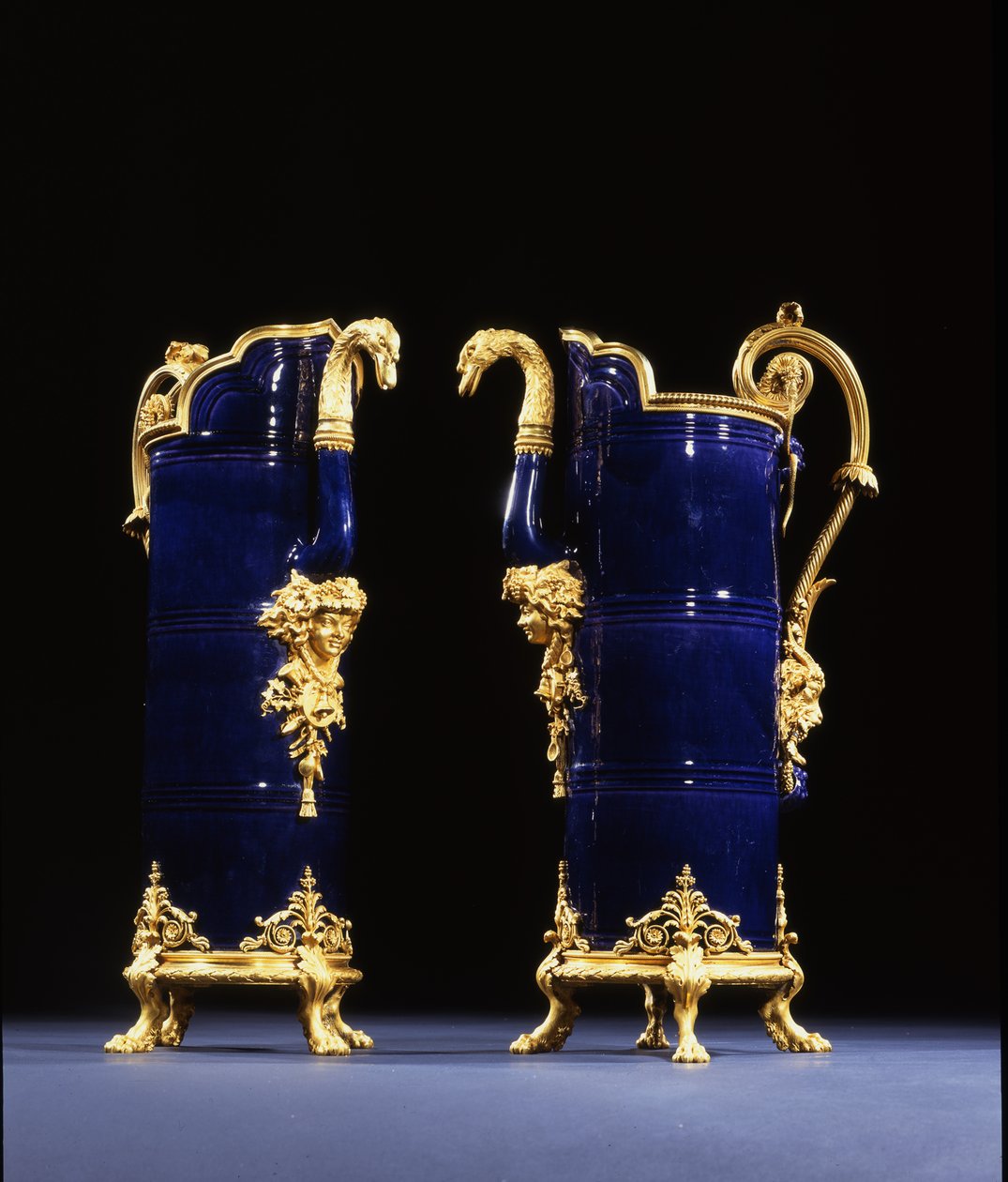 To kanner, ca. 1767 (porselen med bronsekant) av Pierre Gouthière