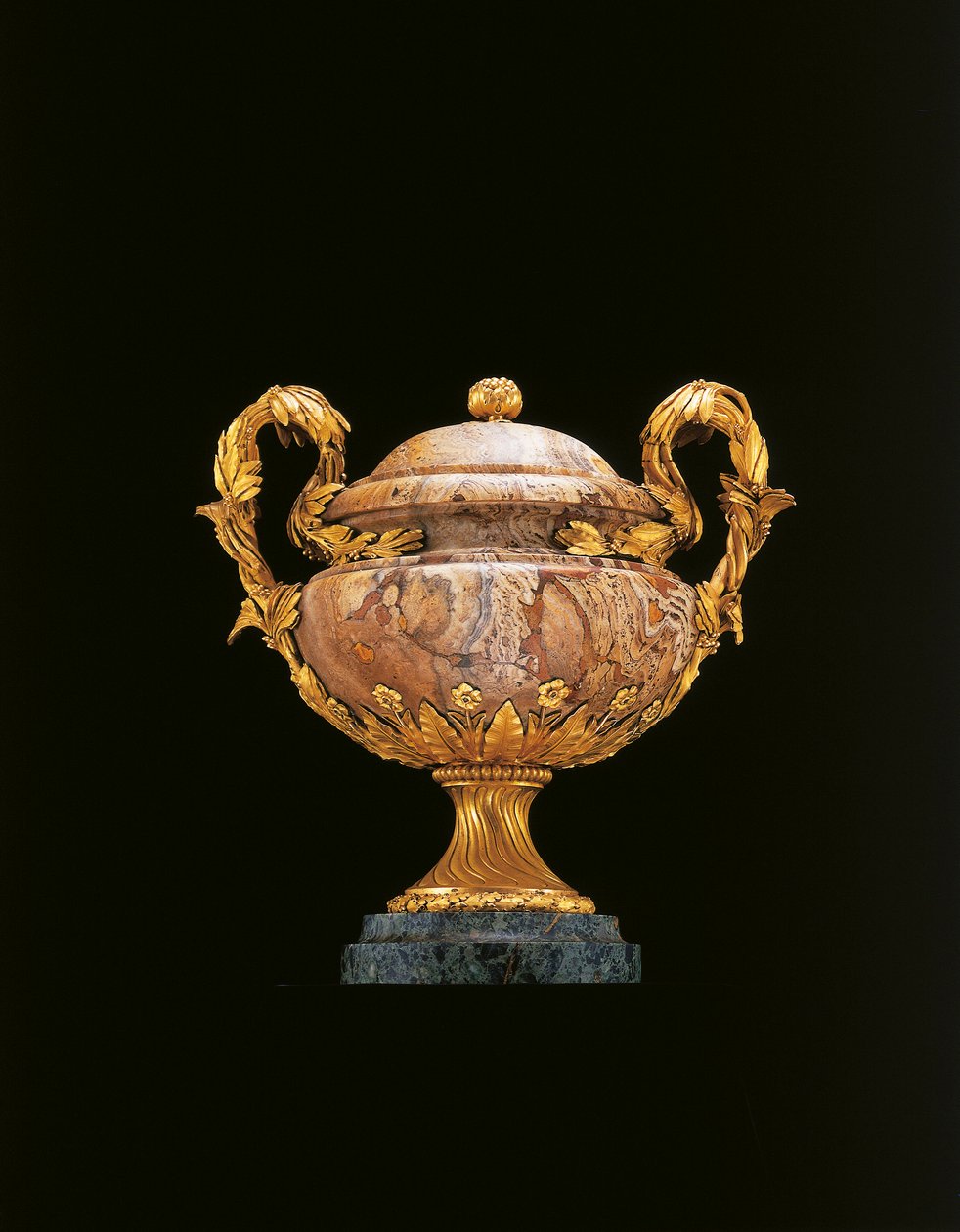 En av et par Louis XIV egyptiske vaser, 1770-75 av Pierre Langlois