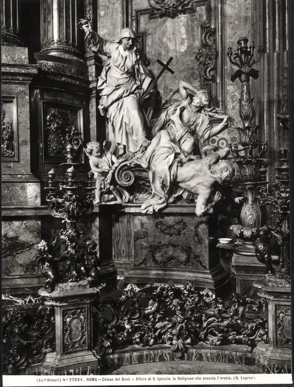Alteret til St. Ignatius av Loyola, detalj om den katolske sannhetens seier over kjetteri (marmor) (s/hvitt-bilde) av Pierre Legros