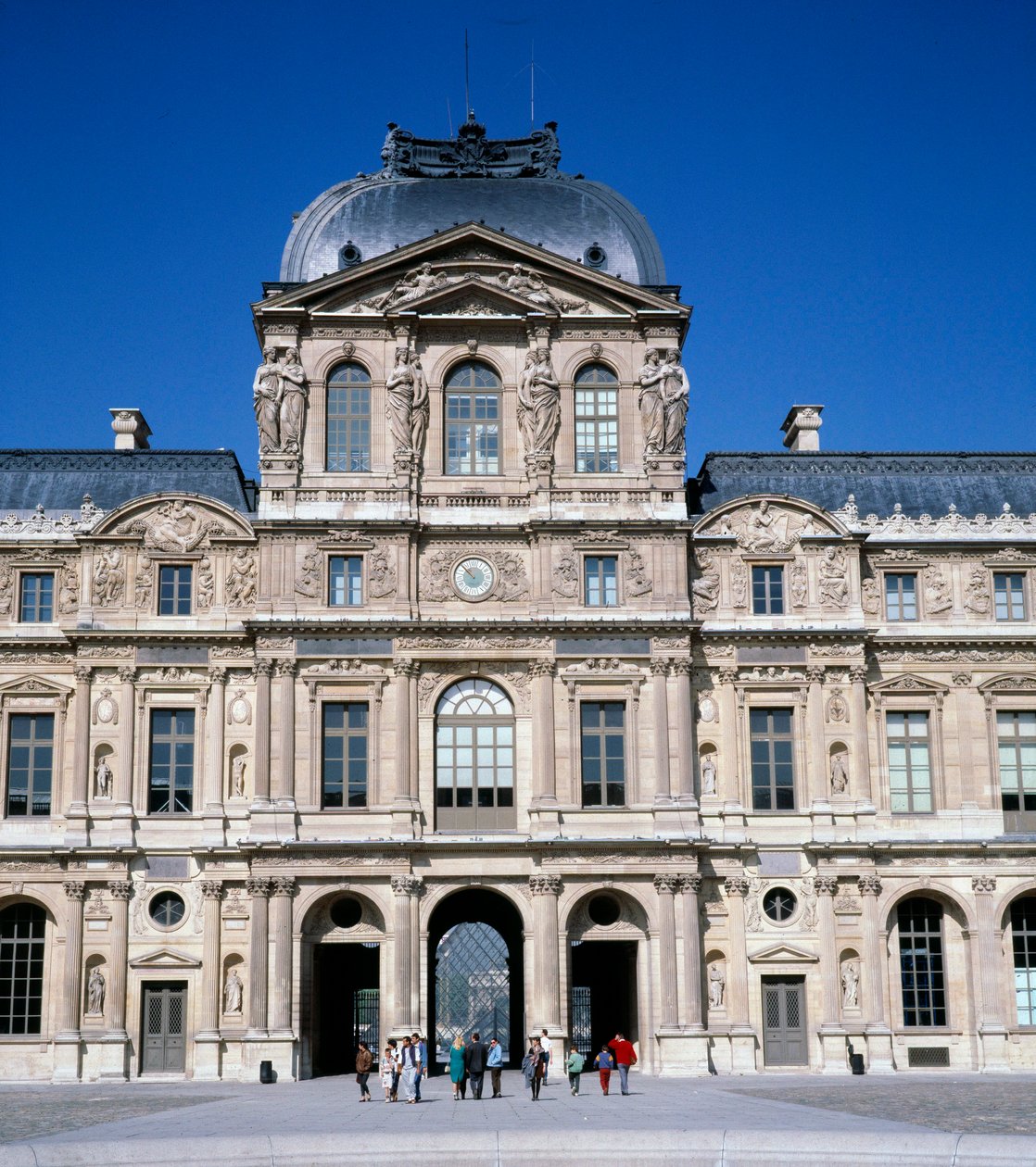 Arkitektur: utsikt over den firkantede gårdsplassen ved Louvre. Realisert av Pierre Lescot (1515-1578) av Pierre Lescot