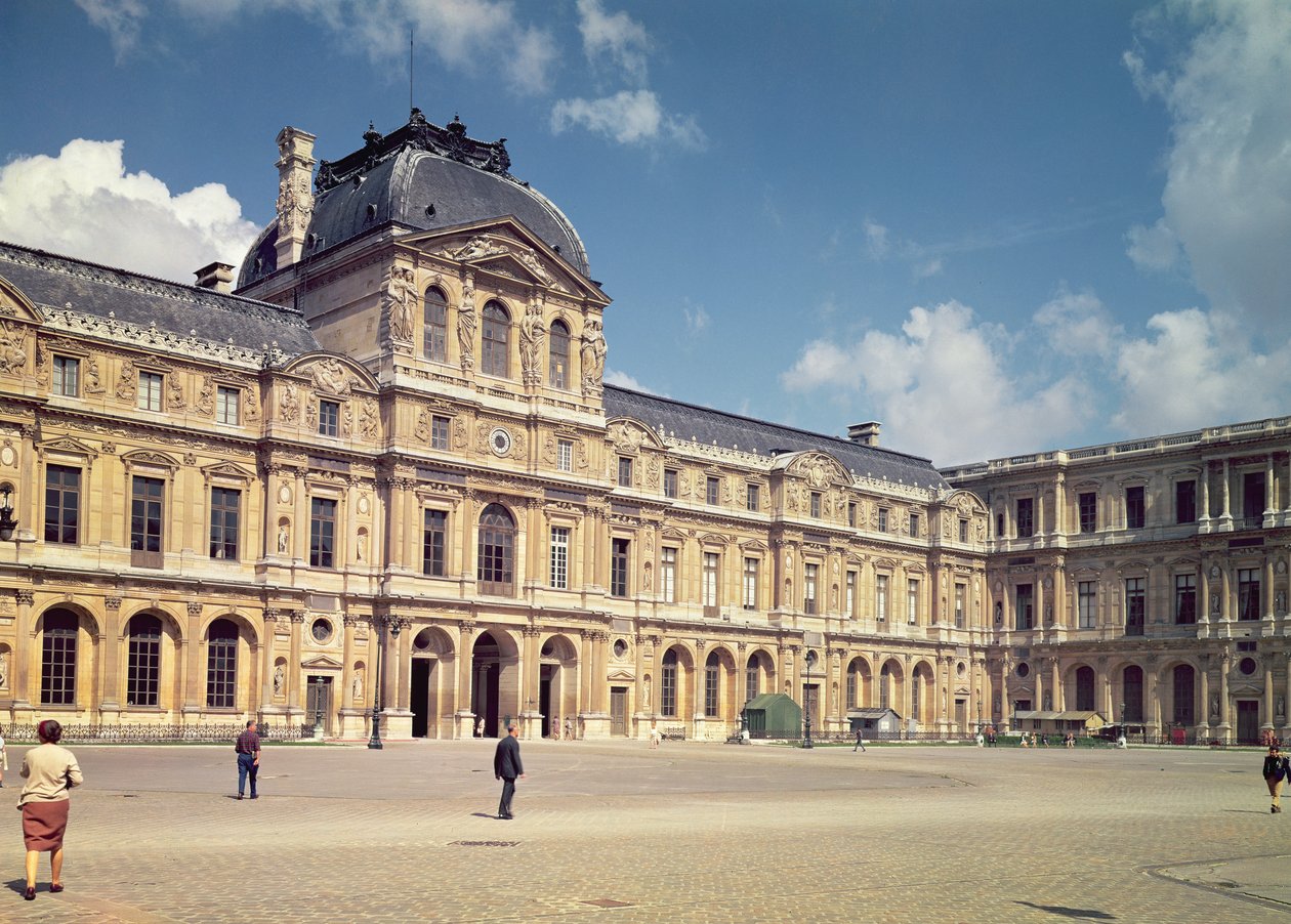 Henri II-fasaden i Cour Carree av Pierre Lescot