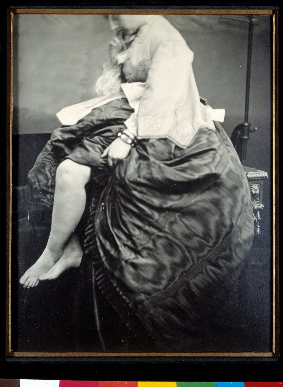 Grevinne Verasis de Castiglione, født Virginia Oldoini, sitter på et bord. Grevinnen løfter opp kjolen for å avsløre bena og føttene hennes. Sølv gelatinbromidtest av Louis Pierson (1822-1913) 1863 Paris, Musee d
