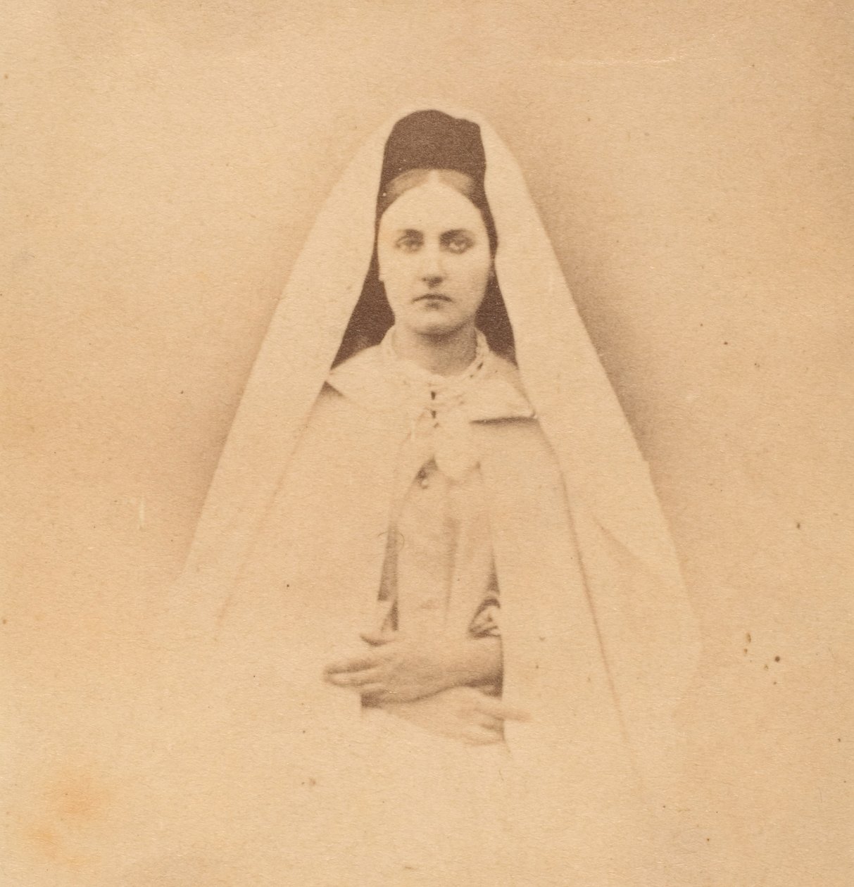 Den hvite nonnen, 1860-tallet. av Pierre Louis Pierson