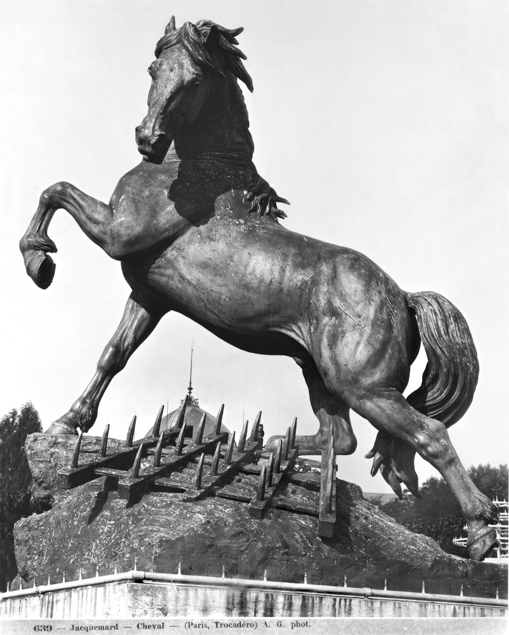 Hest med en harv, foran det første palasset i Trocadero konstruert for verdensutstillingen i 1878, 1878 (bronse) av Pierre Louis Rouillard