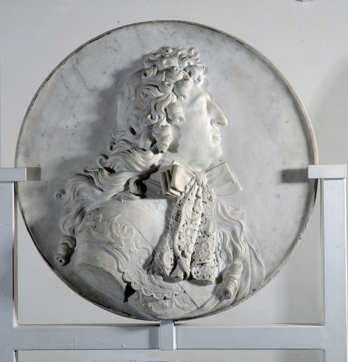 Lavt relieff som representerer Louis XIV (1638-1715) i medaljong (marmor) av Pierre Puget