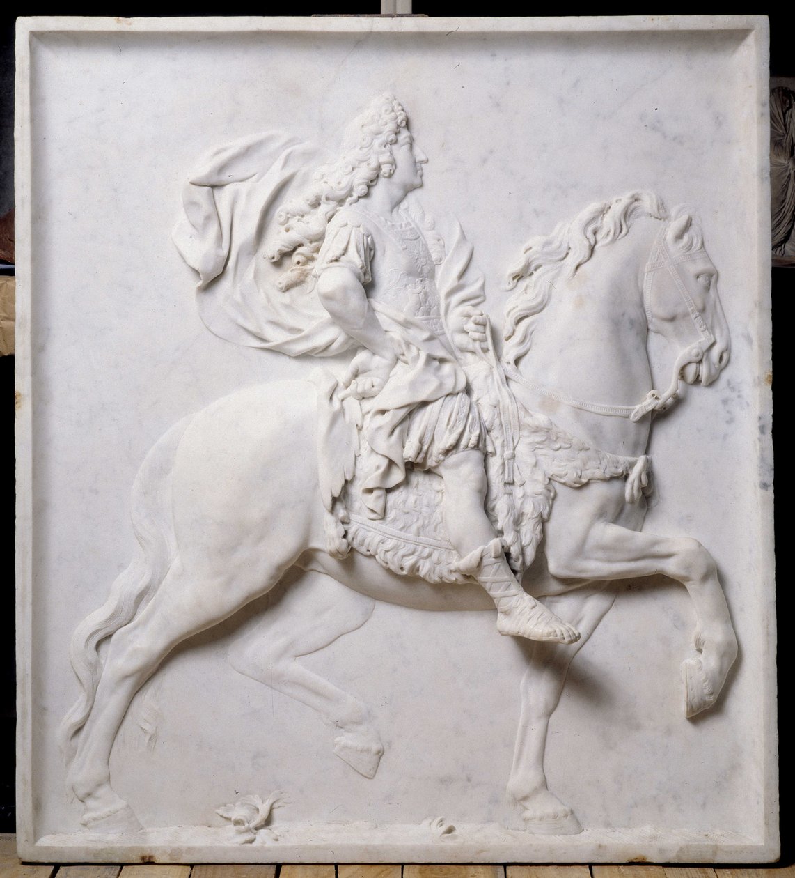Lavt relieff som representerer Louis XIV (1638-1715) på hest (skulptur) av Pierre Puget