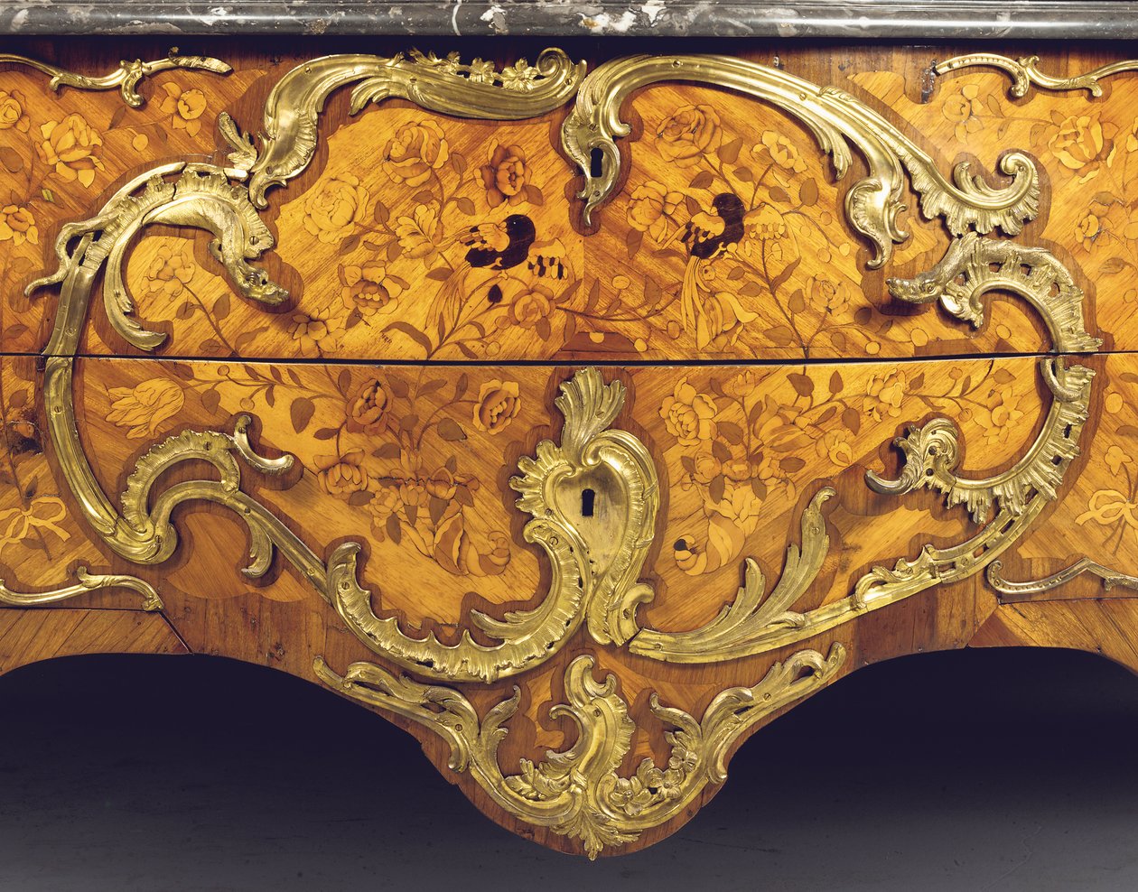 Detalj av en Louis XV-kommode, forhandlet av Adrien Delorme (ormolu-montert tulipanved, amarant, fruktved og intarsia) (se også 463007) av Pierre Roussel