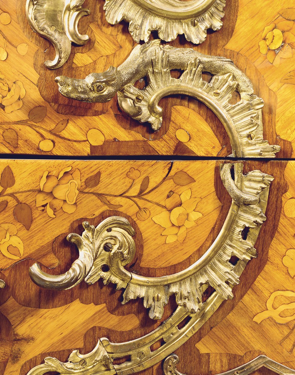 Detalj av en Louis XV-kommode, forhandlet av Adrien Delorme (ormolu-montert tulipanved, amarant, fruktved og intarsia) (se også 463007) av Pierre Roussel