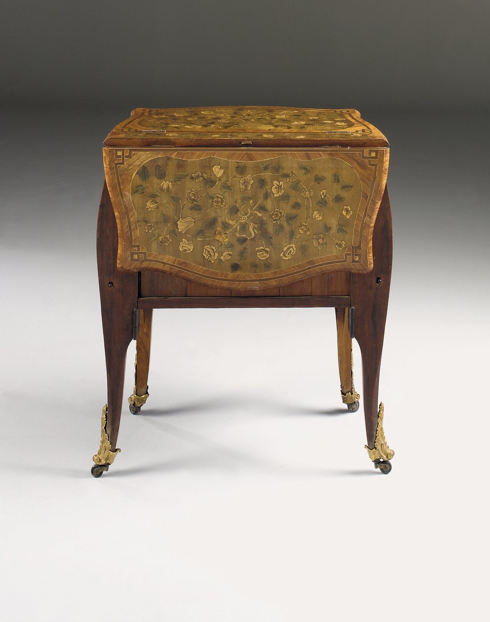 Louis XV-kommode, ca. 1765-70 (ormolu-montert tulipanved, platan, amaranth og marquetry) (se også 463004, 465390 og 465391) av Pierre Roussel