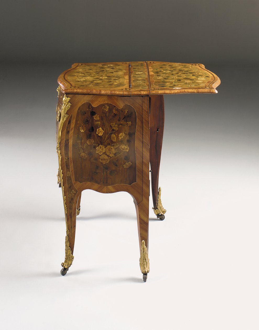 Louis XV-kommode, ca. 1765-70 (ormolu-montert tulipanved, platan, amaranth og marquetry) (se også 463003, 463004 og 465391) av Pierre Roussel