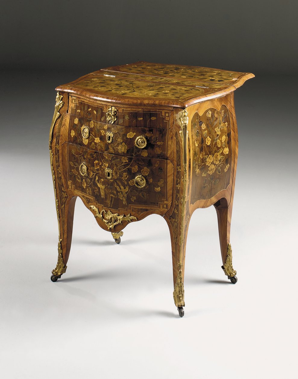 Louis XV-kommode, ca. 1765-70 (ormolu-montert tulipanved, platan, amaranth og marquetry) (se også 463003, 463004 og 465390) av Pierre Roussel