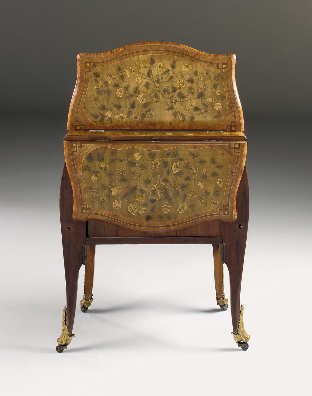 Louis XV-kommode, ca. 1765-70 (ormolu-montert tulipanved, platan, amaranth og marquetry) (se også 463003, 465390 og 465391) av Pierre Roussel