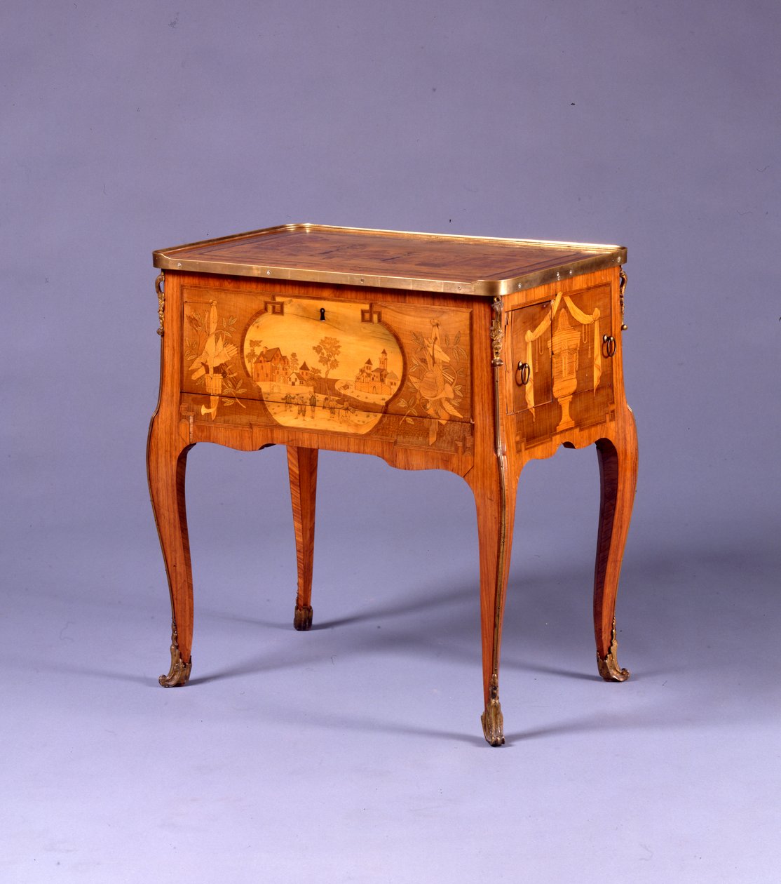 Overgangsbord a la Bourgogne (ormolu-montert tulipan og marquetry) (se også 463011, 463012 og 463013) av Pierre Roussel