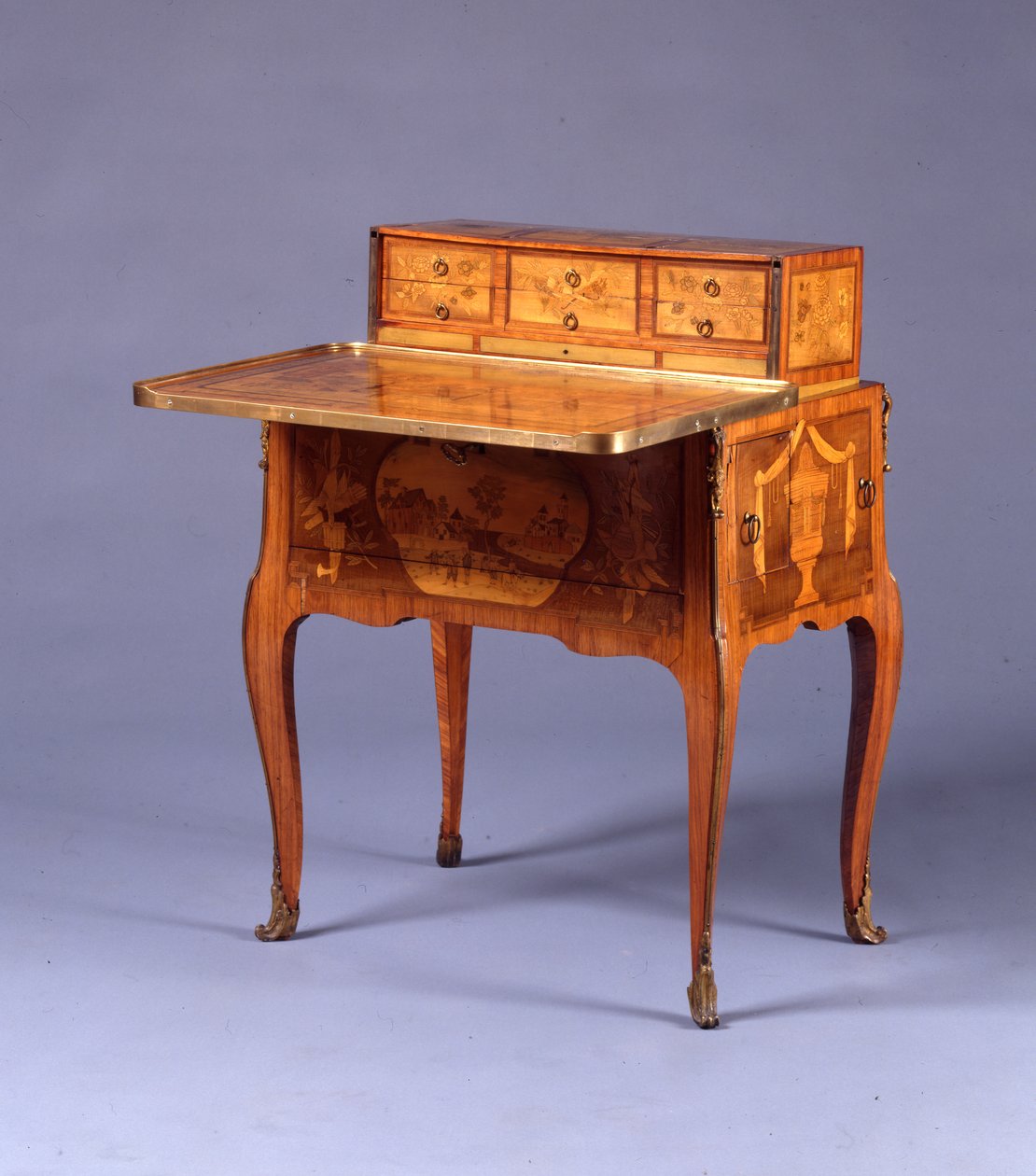 Overgangsbord a la Bourgogne (ormolu-montert tulipan og marquetry) (se også 463011, 463013 og 463014) av Pierre Roussel