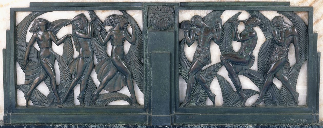 En frise som viser tre klassiske dansende jenter og tre musikere, ca. 1910-1935 (patinert bronse, stripet hvit marmor, grønn marmorsokkel) av Pierre le Faguays