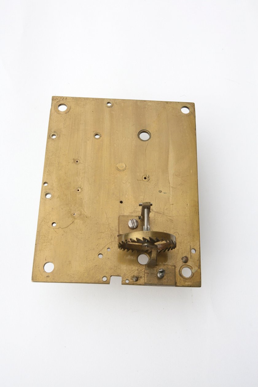 Innsiden av bakplaten til en bordklokke, ca. 1660 (messing) av Pieter Visbach