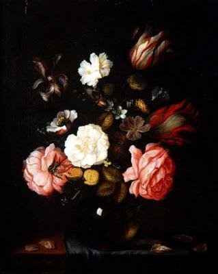 Blomster i en glassvase på et drapert bord av Pieter van der Venne