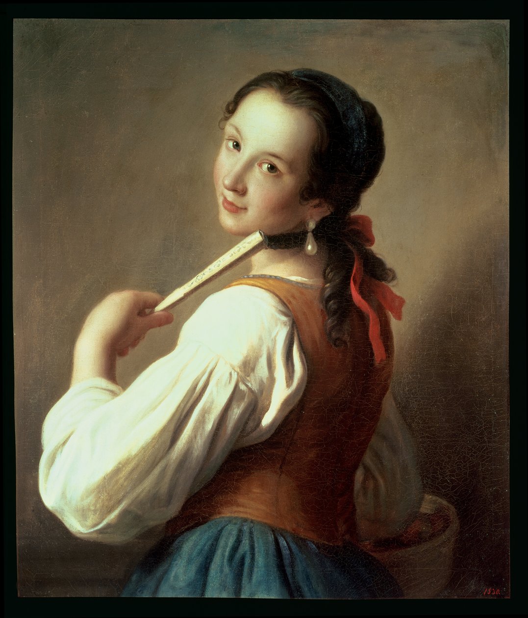 Ung jente iført en perleørering av Pietro Antonio Rotari