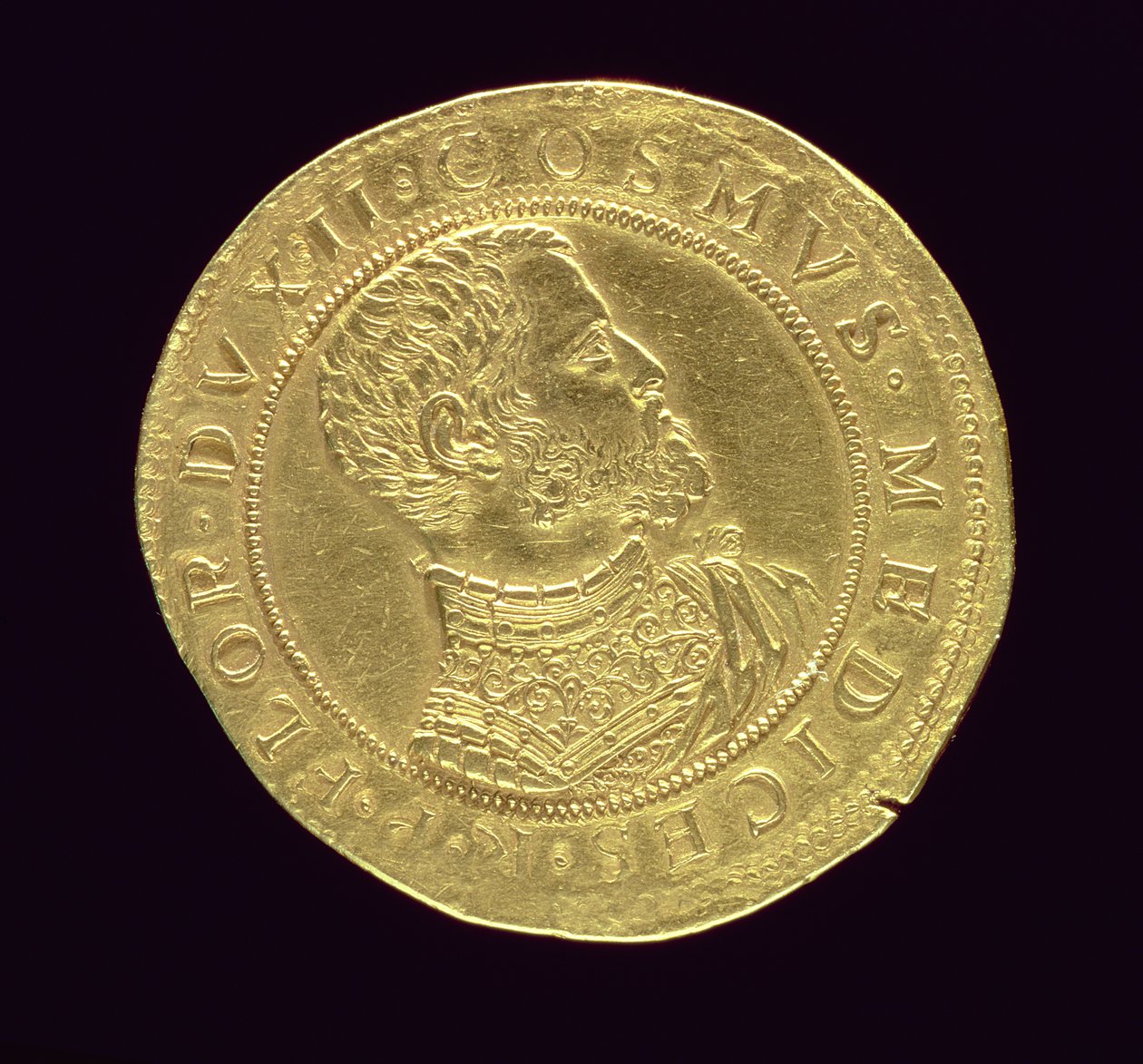 Forside av mynt av Cosimo I (1519-74) i rustning (gullbelagt) Inskripsjon: COSMVS MEDICES R P FLOR DVX II (for bakside se 119191) av Pietro Paolo Galeotti