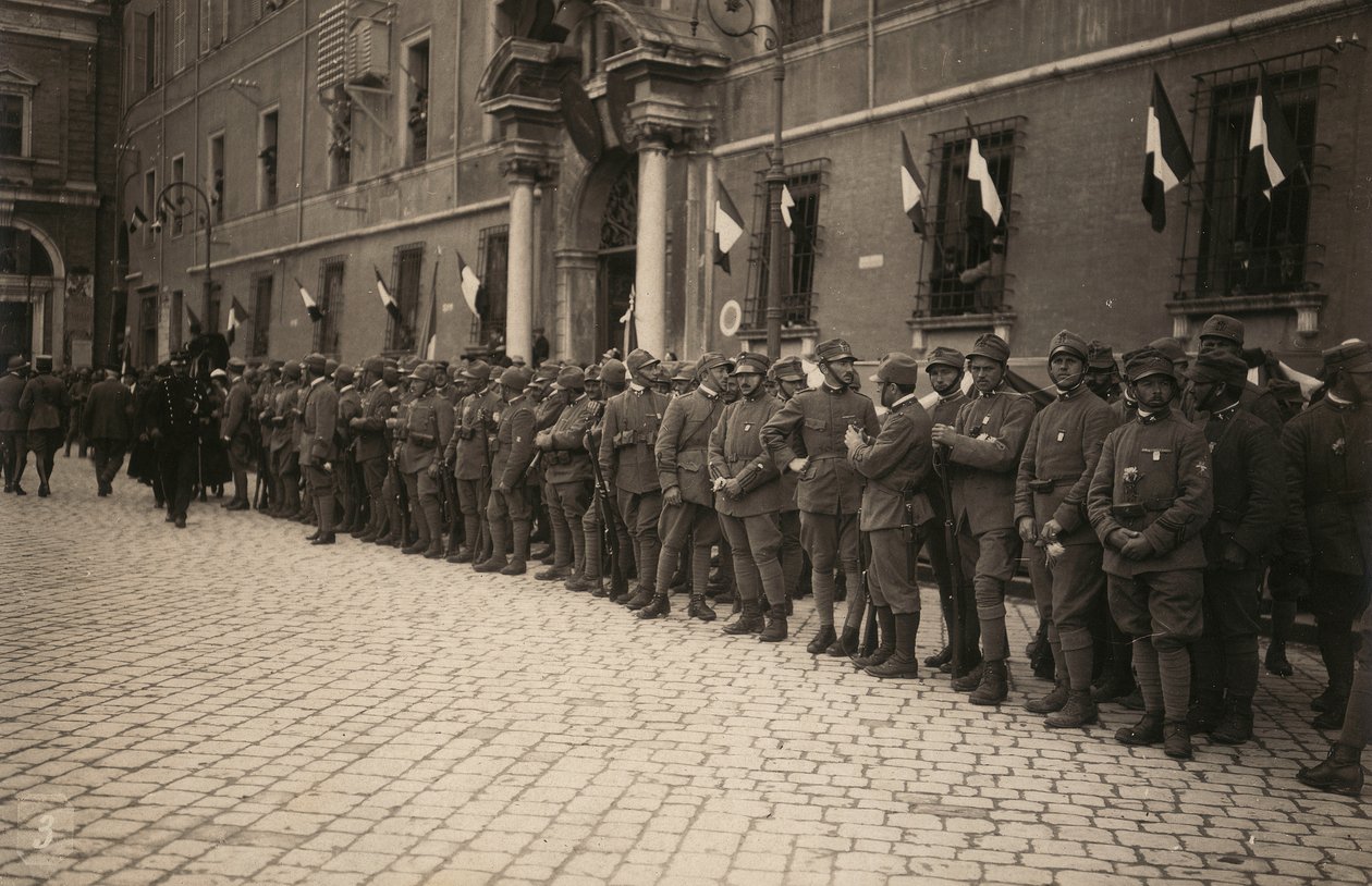 Album "The GM R. Army (1. verdenskrig)": militære tropper i en gate i byen Ravenna festlig dekorert med tricolor på vinduene (s/h foto) av Pietro Bezzi