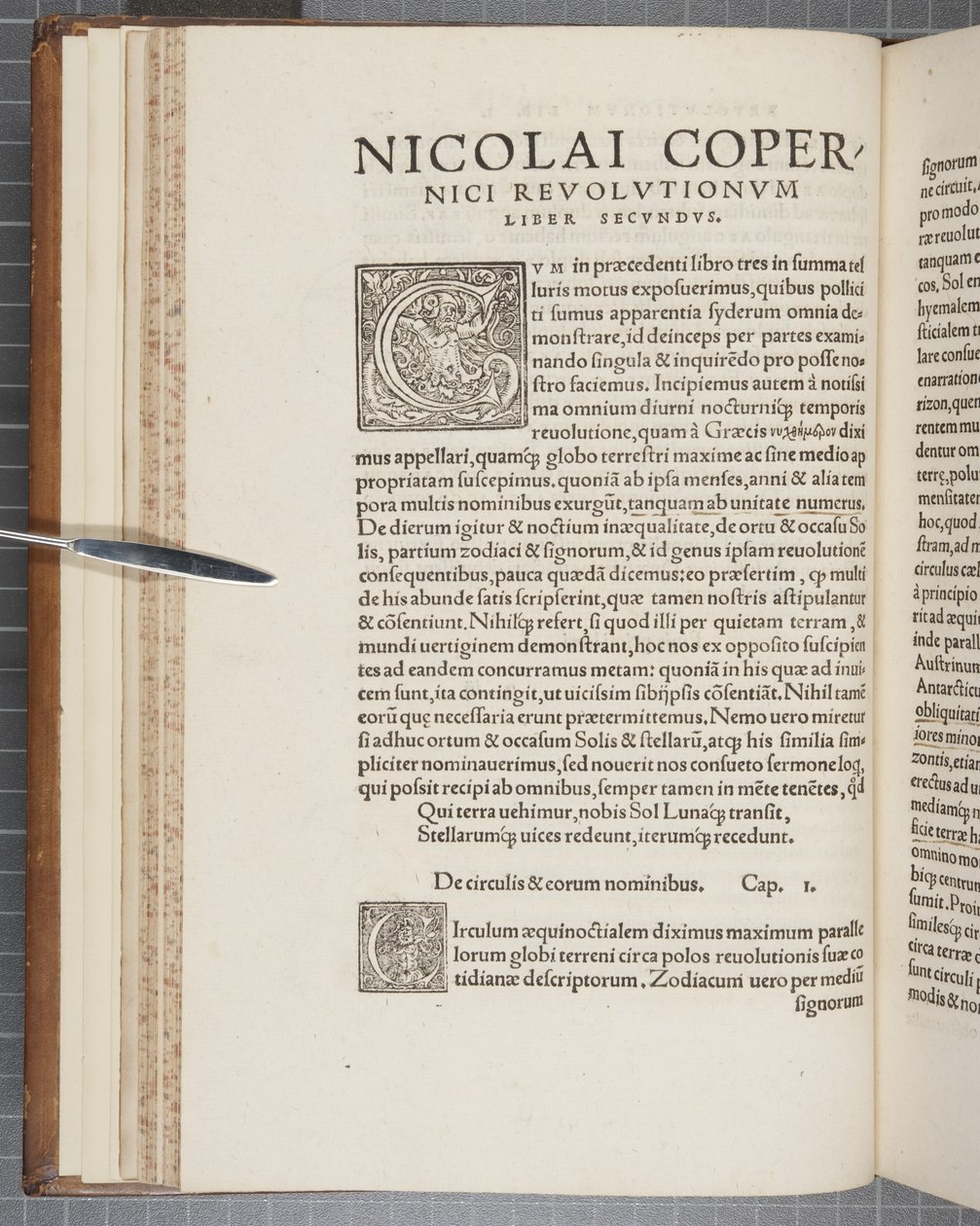 Den andre boken, "The Revolutions of the Heavenly Worlds", av Nicolaus Copernicus av Polish School
