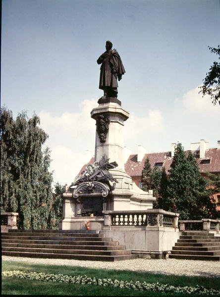 Statue av Adam Mickiewicz (1798-1855) reist i 1898 av Polish School