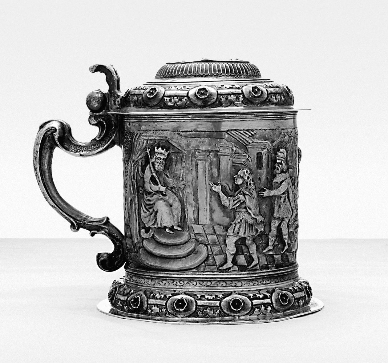 Tankard, sidene avviser og jages med scener fra livet til Joseph, Danzig, ca. 1690 (pakke forgylt sølv) av Polish School