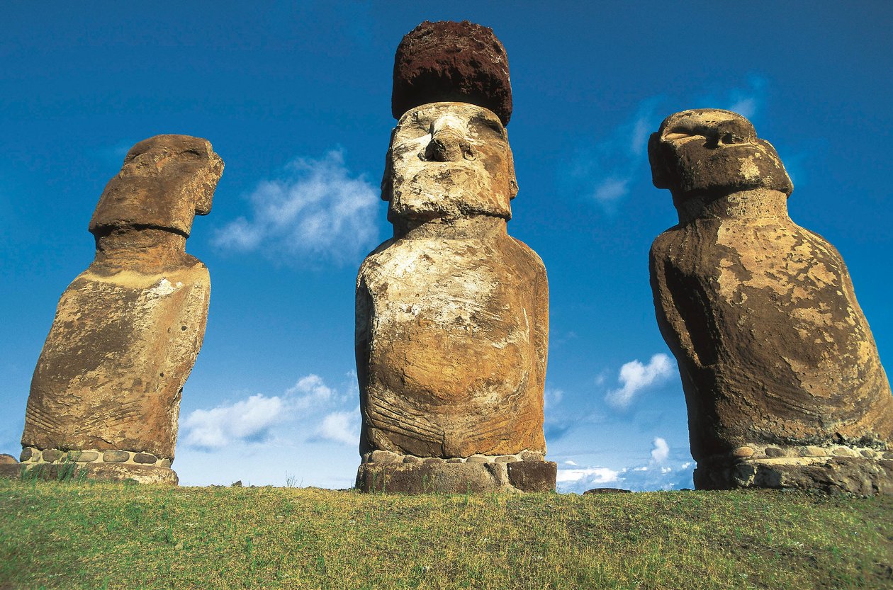 Moai-statuer, Rapa Nui nasjonalpark, Påskeøya, Chile av Polynesian Polynesian
