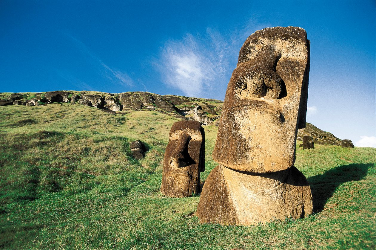 Moai-statuer, Rapa Nui nasjonalpark, Påskeøya, Chile av Polynesian Polynesian
