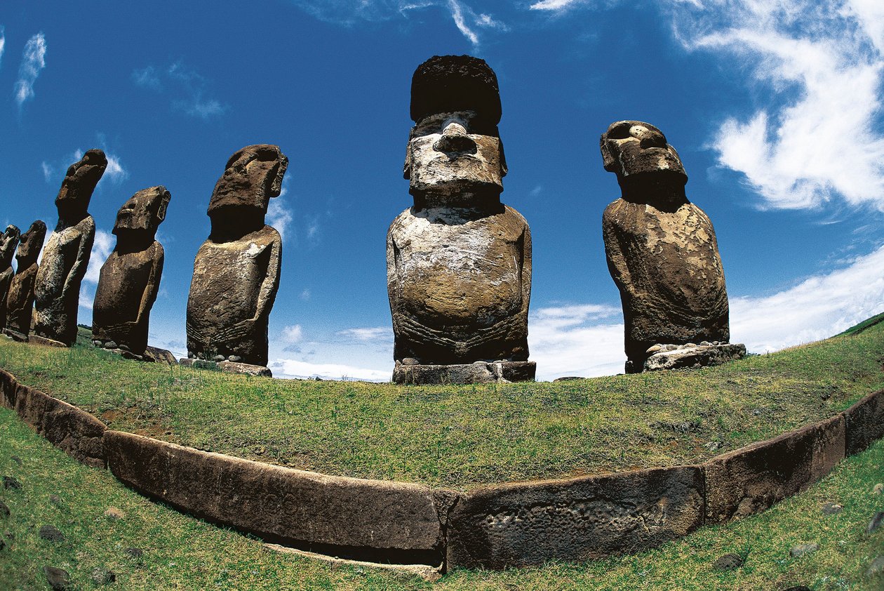 Moai-statuer, Rapa Nui nasjonalpark, Påskeøya, Chile av Polynesian Polynesian