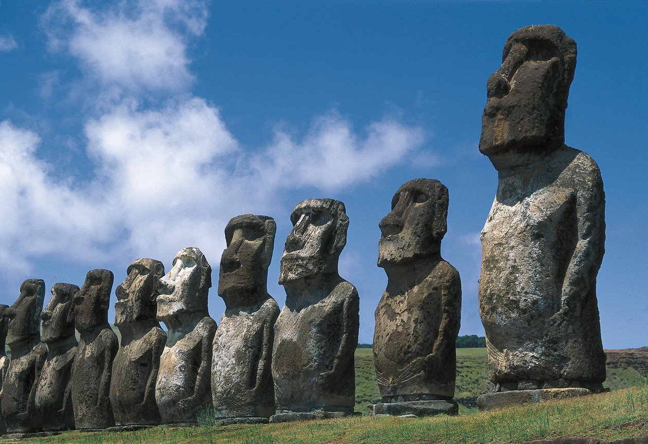 Moai-statuer, Rapa Nui nasjonalpark, Påskeøya, Chile av Polynesian Polynesian