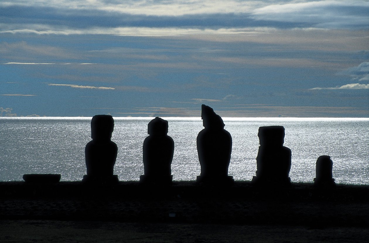 Moai-statuer, Rapa Nui nasjonalpark, Påskeøya, Chile av Polynesian Polynesian