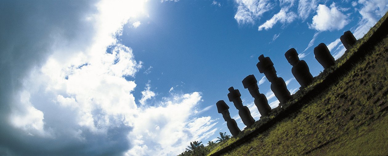 Moai-statuer, Rapa Nui nasjonalpark på Påskeøya, Chile av Polynesian Polynesian