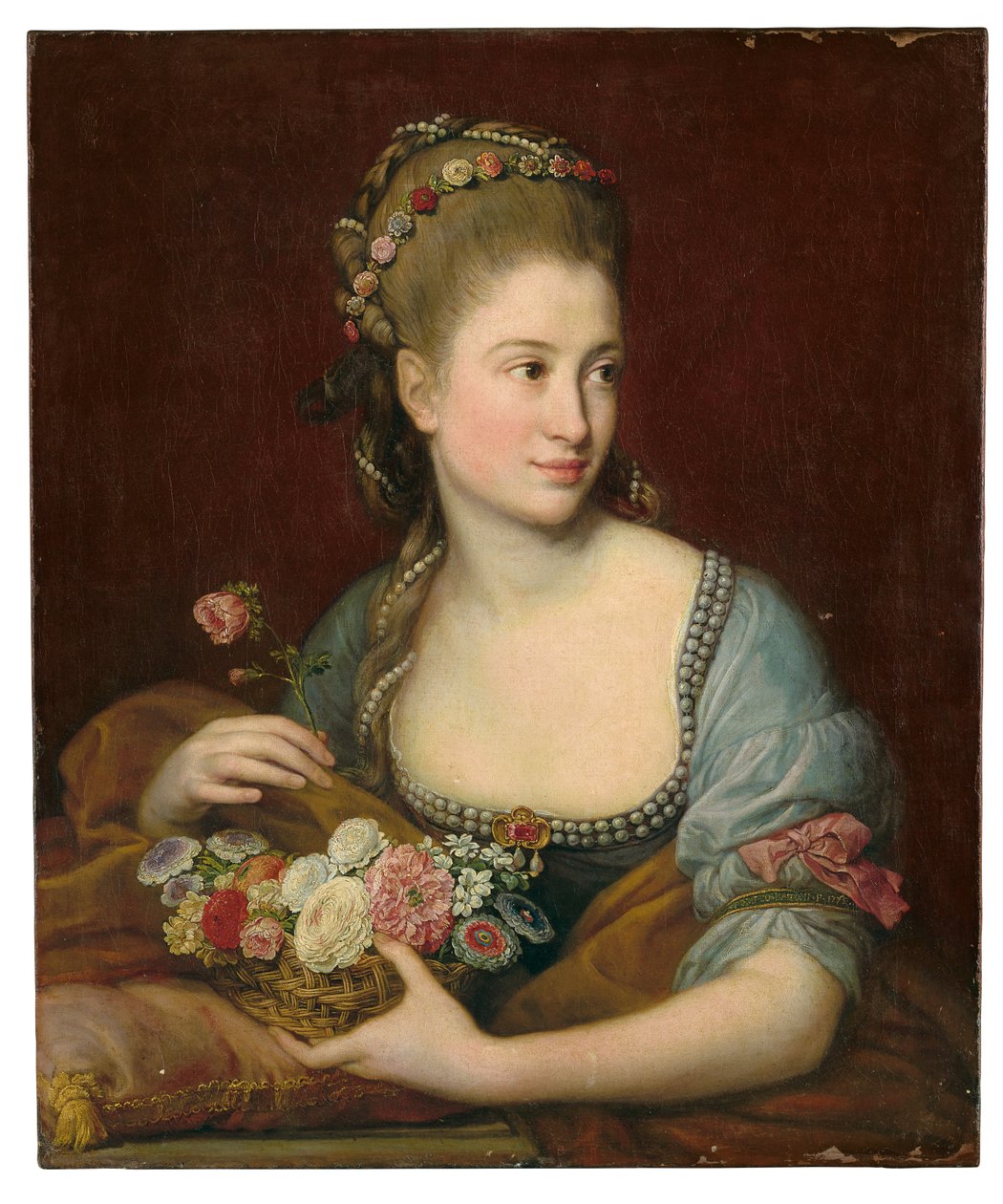 Portrett av en dame som Flora, halvlang, holder en flettet kurv med blomster av Pompeo Girolamo Batoni