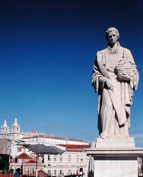 Statue av St Vincent med klosteret San Jeronimo i bakgrunnen av Portuguese School