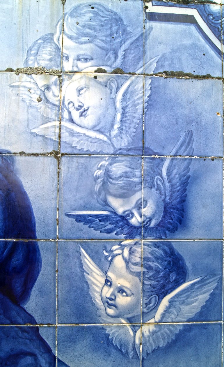 Dekorativt panel som viser kjeruber, Lamego, Portugal. 1738 (keramiske fliser) av Portuguese School