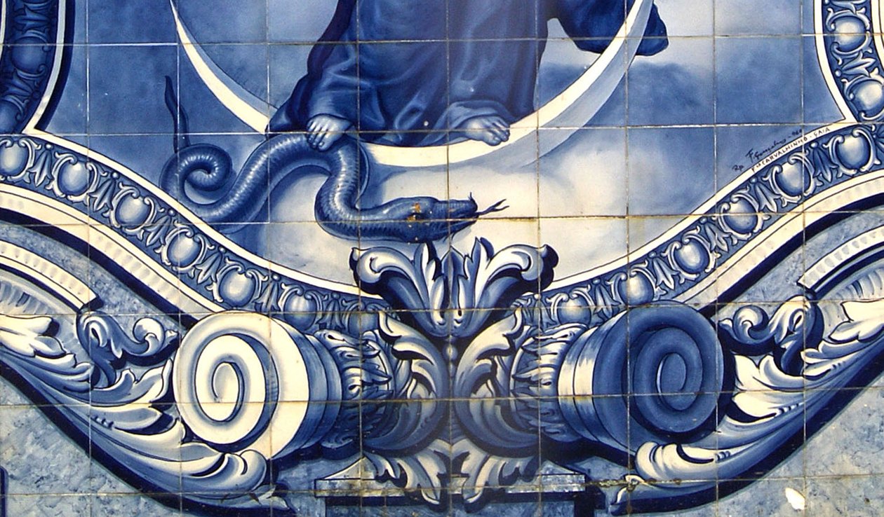 Detalj av et dekorativt panel som viser Jomfru Maria som knuser slangen, Lamego, Portugal. 1738 (keramiske fliser) av Portuguese School
