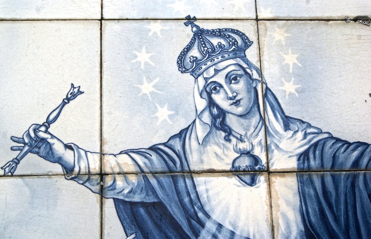 Detalj av Jomfru Maria fra et dekorativt panel som viser at hun knuser slangen, Lamego, Portugal. 1738 (keramiske fliser) av Portuguese School