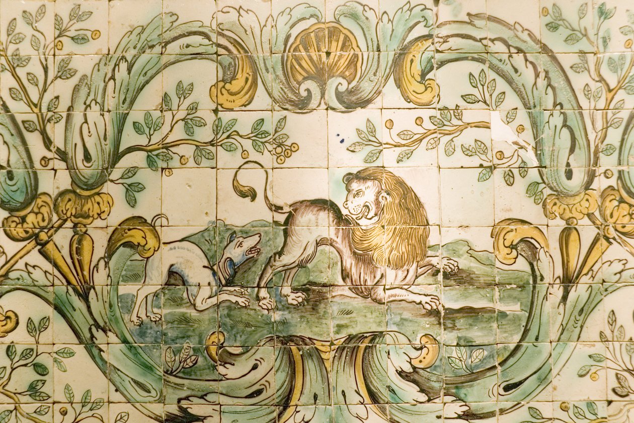 Majolica som viser fliser av en hund som jager en løve, fra The Hunting Room at Palacio da Praia, Belem, ca. 1680 (keramikk) av Portuguese School