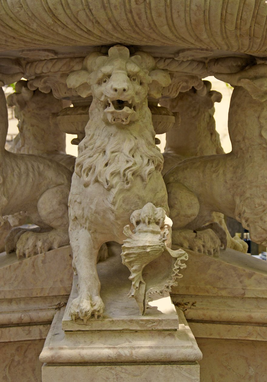 Mytisk hornløve Atlantes ved foten av en fontene, Quinta da Regalia, Sintra, Portugal ca. 1915 (stein) av Portuguese School