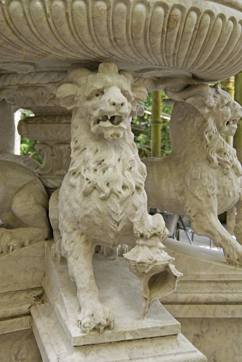 Mytisk hornløve Atlantes ved foten av en fontene, Quinta da Regalia, Sintra, Portugal ca. 1915 (stein) av Portuguese School