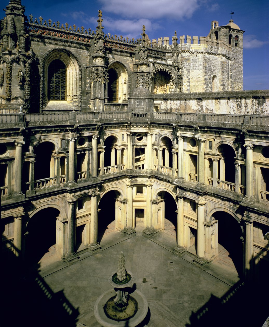Utsikt over Claustro dos Felipes, fullført etter 1584 av Portuguese School